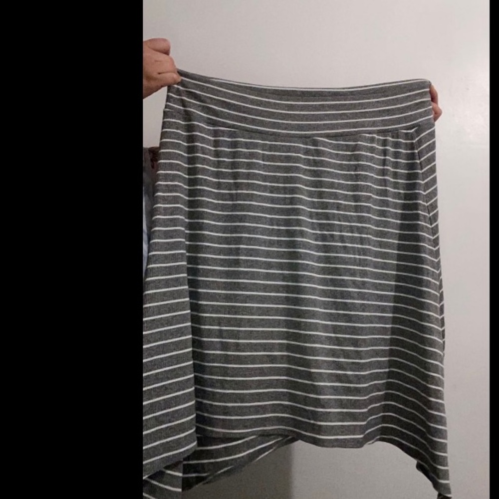 Ribbed grey and white stripped skirt